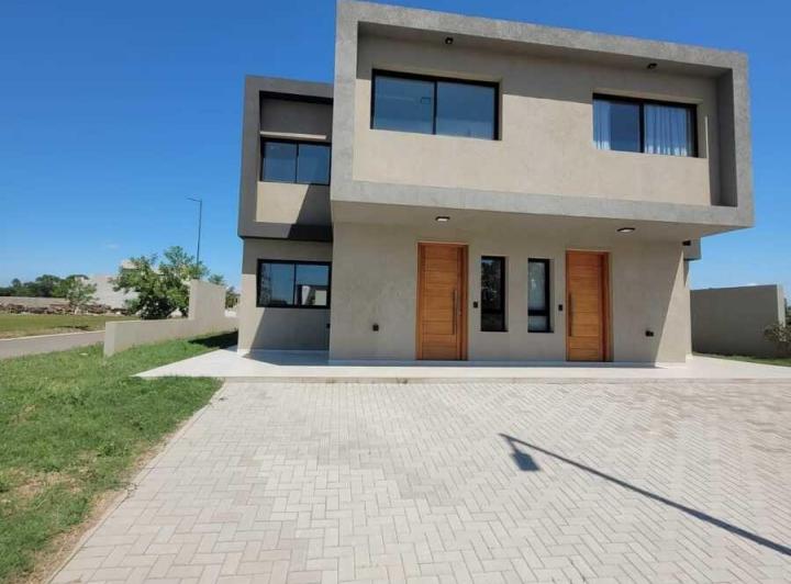 Casa · 110m² · 3 Ambientes · 2 Cocheras