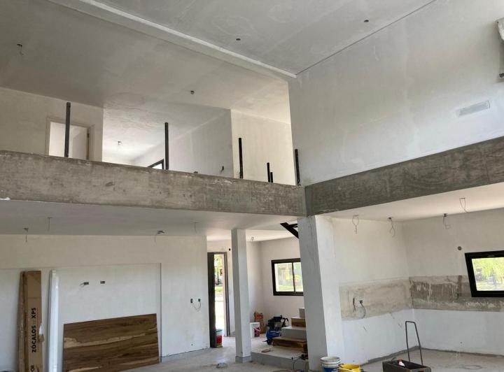 Casa · 350m² · 4 Ambientes · 2 Cocheras
