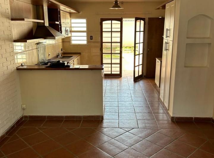 Casa · 240m² · 10 Ambientes · 2 Cocheras