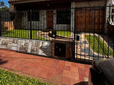 Casa en Venta en La Ceramica y Cuyo, Rosario