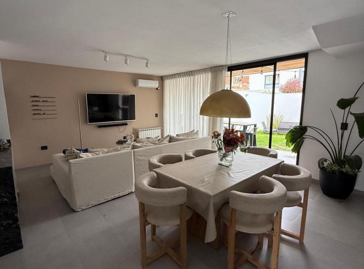 Casa · 170m² · 4 Ambientes · 2 Cocheras