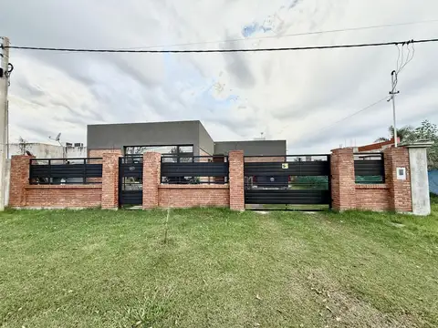 Casa en Venta en Punta Chacra, Roldan