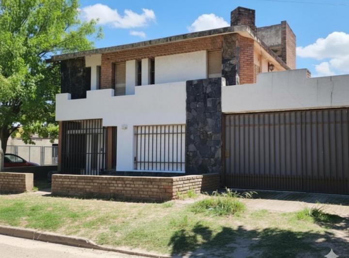Casa · 295m² · 5 Ambientes · 2 Cocheras
