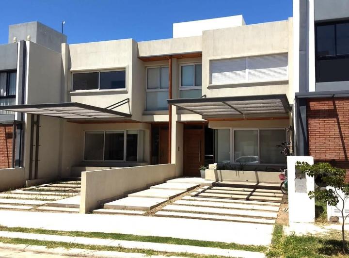 Casa · 235m² · 3 Dormitorios · 1 Cochera