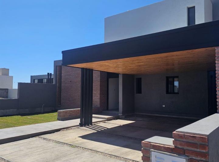 Casa · 220m² · 8 Ambientes · 2 Cocheras