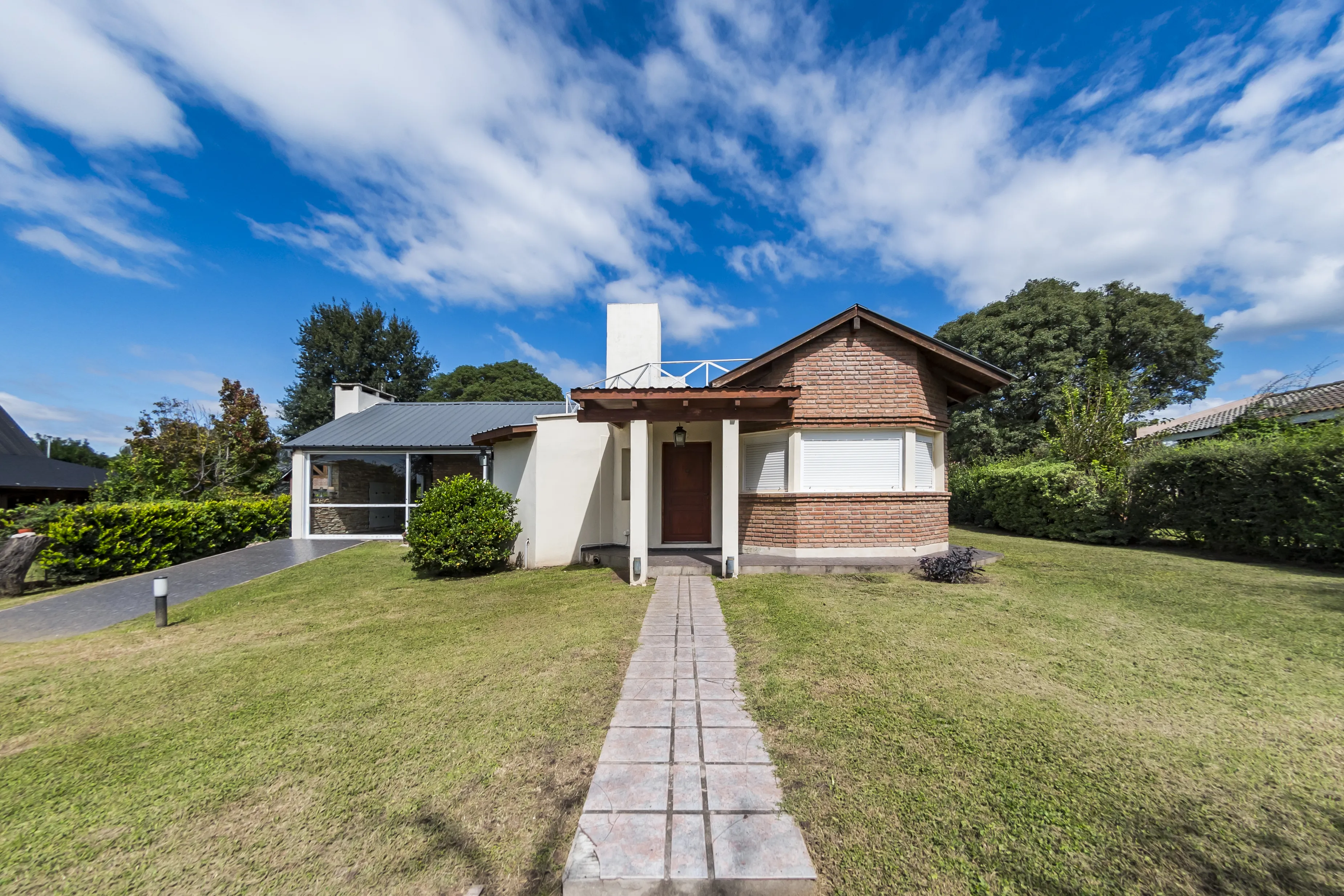 Casa en Country Cuatro Hojas · 280 m² · 3 Dorm. · Pileta Propia · Quincho