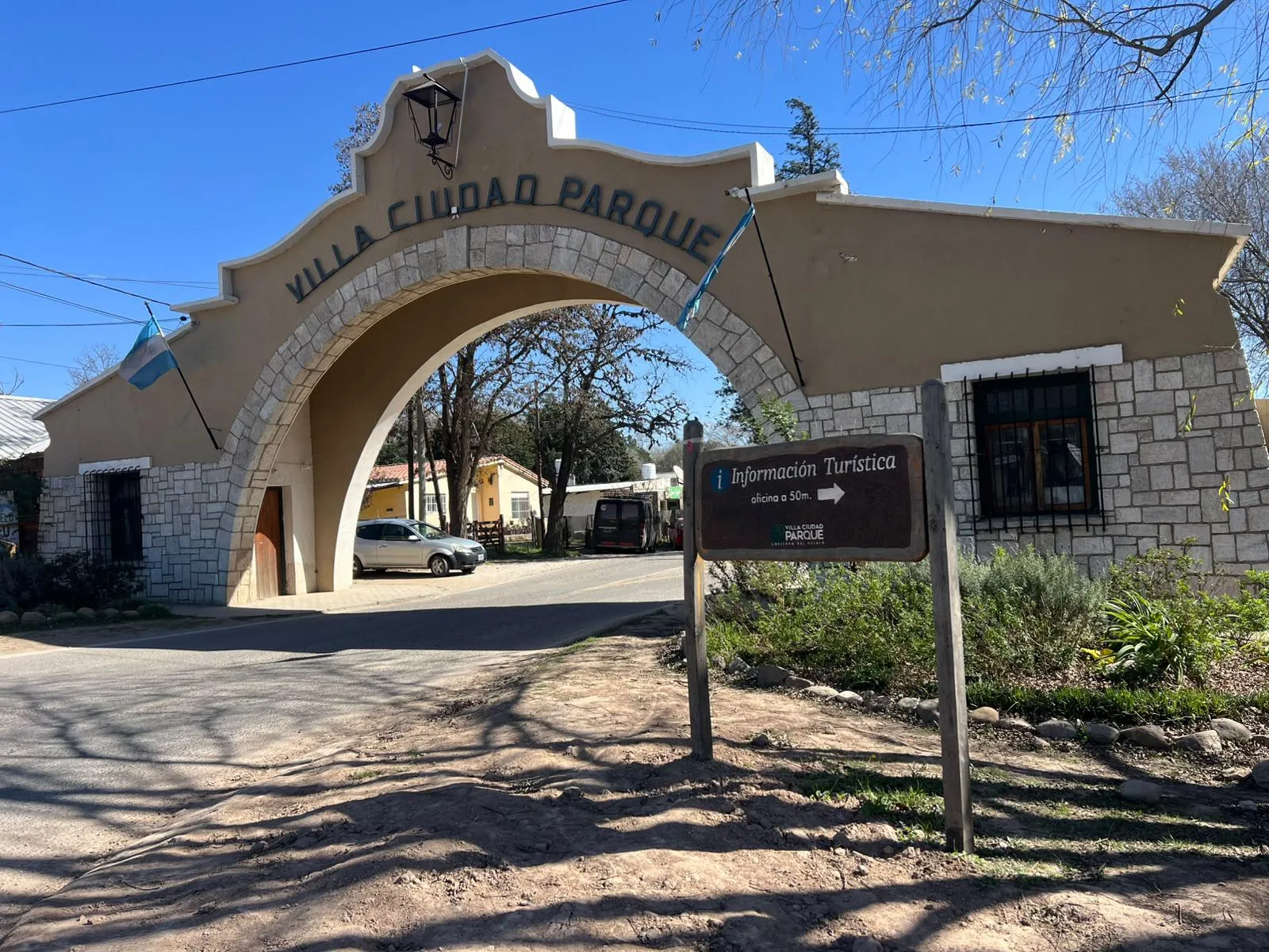 CASA MAS LOTE EN VENTA EN VILLA CIUDAD PARQUE LOS REARTES.