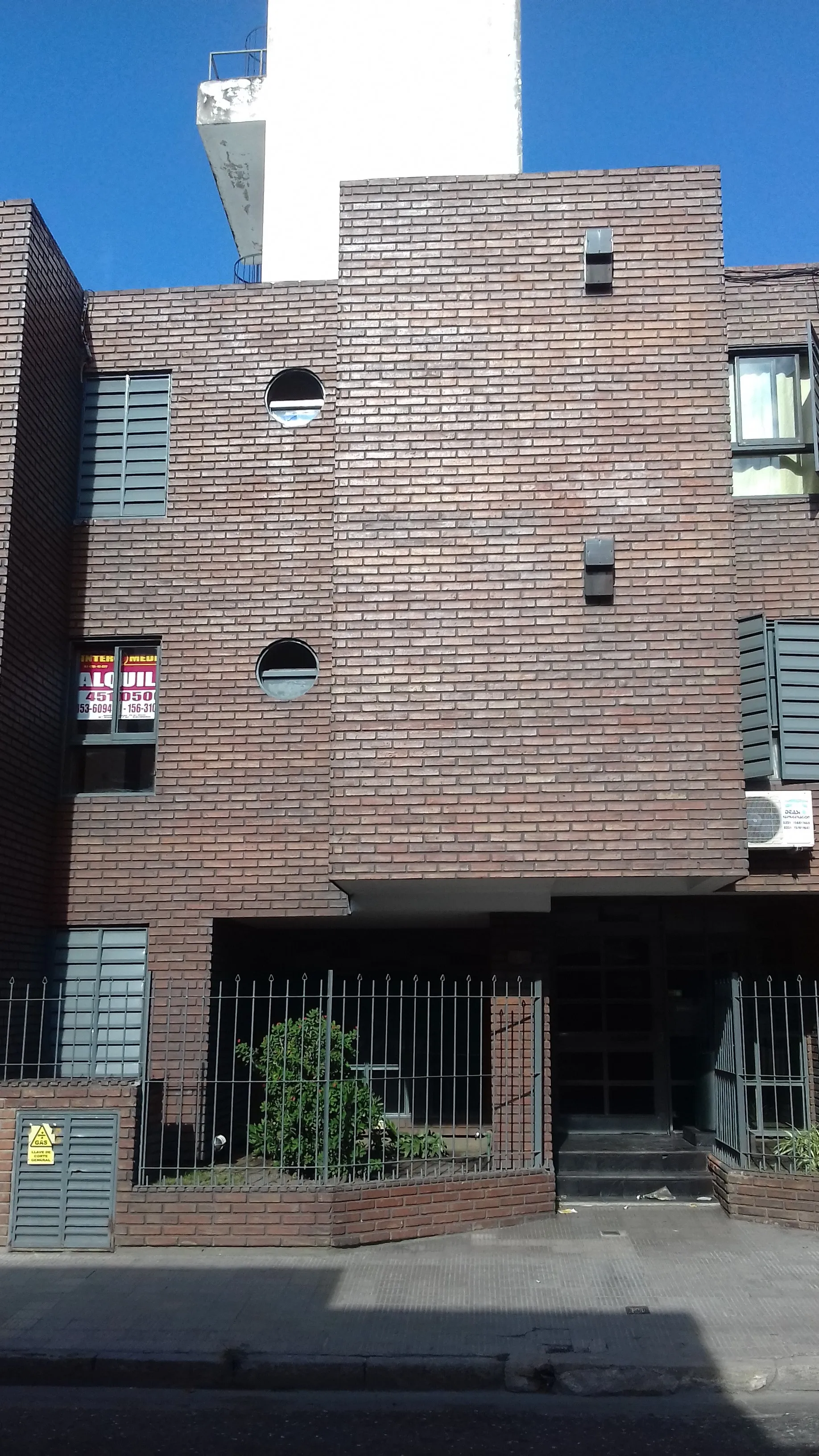 ALQUILO DPTO. DE UN DORMITORIO EN Bº ALBERDI.
