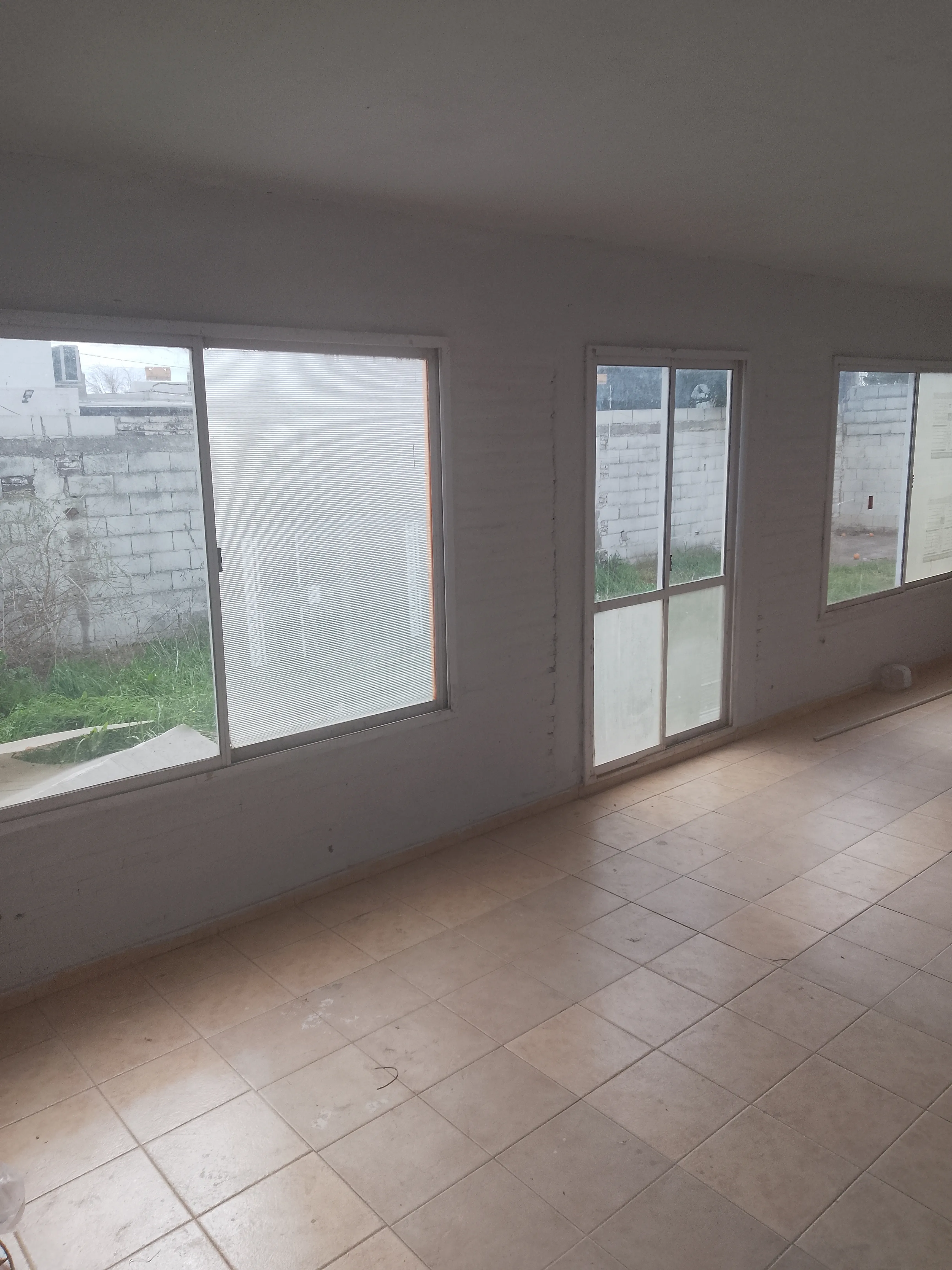 En alquiler amplia casa en barrio Industrial Oeste, próxima a Avenida de Circunvalación
