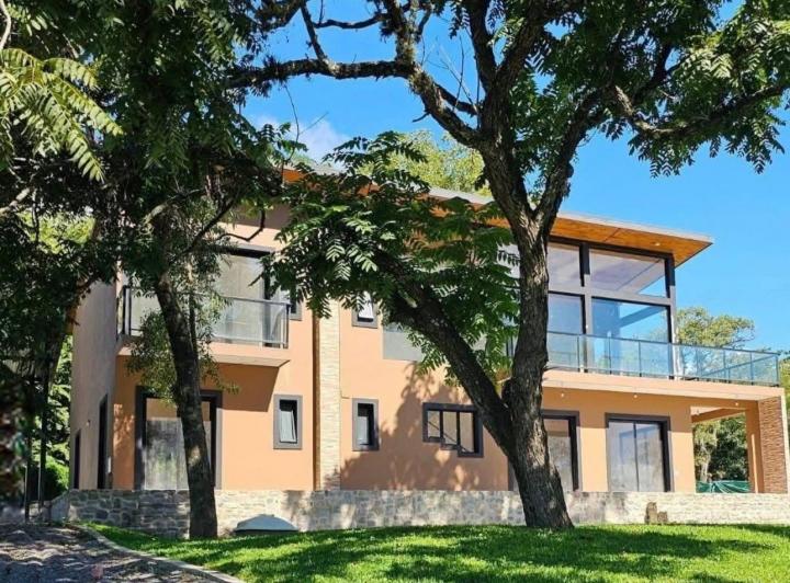 Casa · 320m² · 6 Dormitorios · 1 Cochera