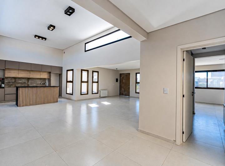 Casa · 135m² · 4 Ambientes · 2 Cocheras