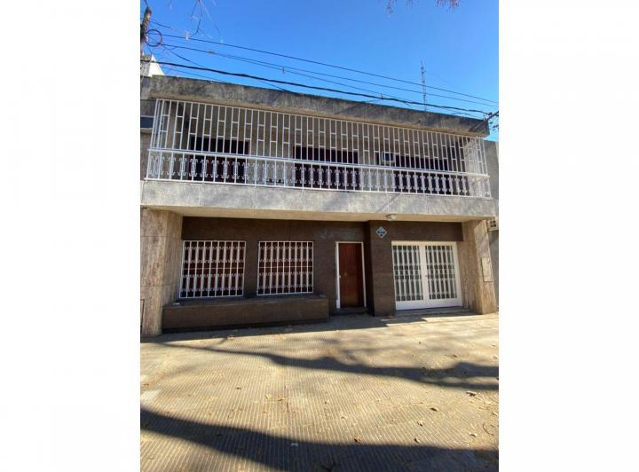 Casa · 210m² · 6 Ambientes · 2 Cocheras