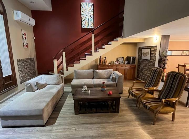 Casa · 180m² · 8 Ambientes