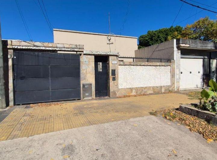 Casa · 122m² · 6 Ambientes · 1 Cochera