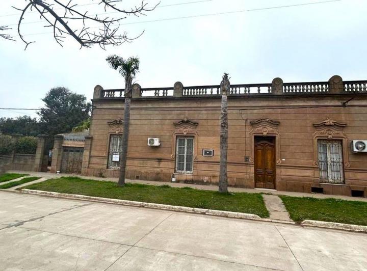 Casa · 904m² · 7 Ambientes · 1 Cochera