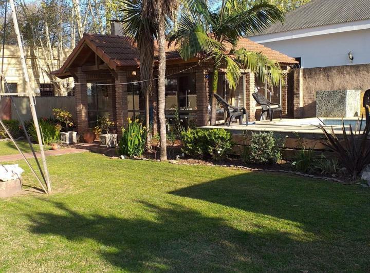 Casa · 300m² · 5 Ambientes · 2 Cocheras