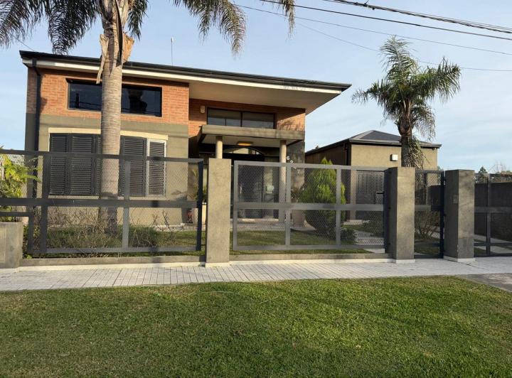 Casa · 180m² · 5 Ambientes · 2 Cocheras