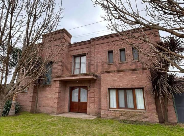 Casa · 325m² · 7 Ambientes · 2 Cocheras