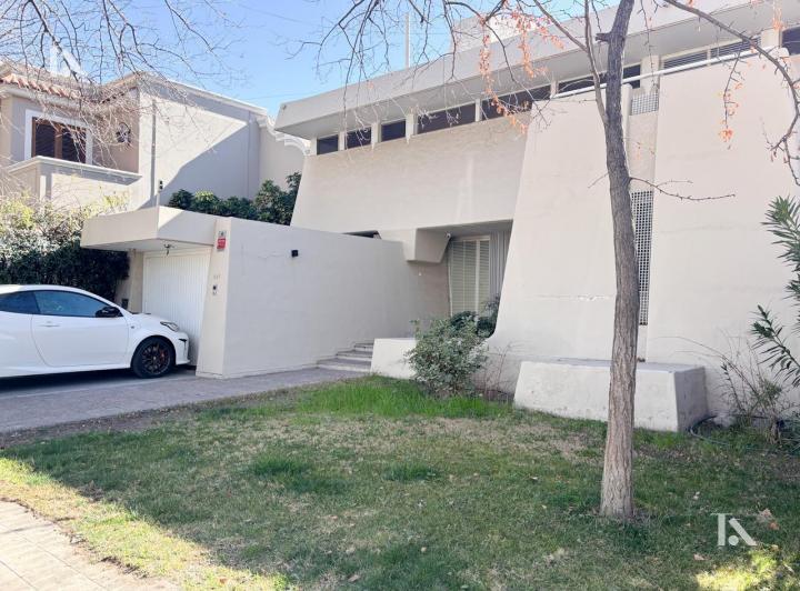 Casa · 330m² · 7 Ambientes · 2 Cocheras