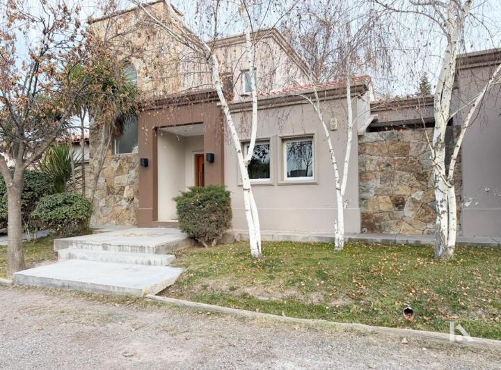 Casa · 275m² · 3 Dormitorios · 2 Cocheras