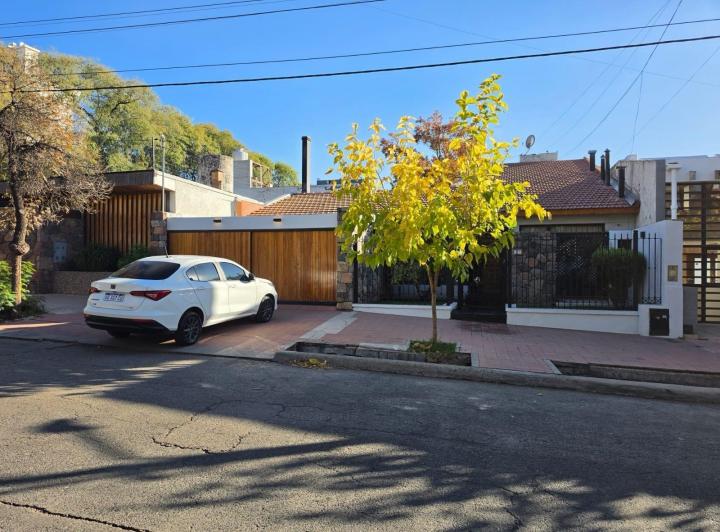 Casa · 370m² · 3 Dormitorios · 2 Cocheras