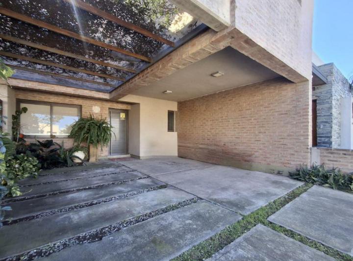 Casa · 147m² · 4 Ambientes · 2 Cocheras