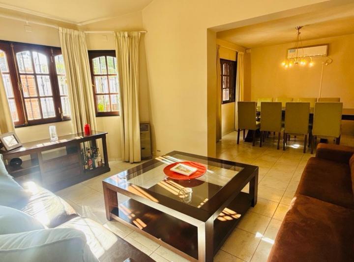Casa · 264m² · 5 Ambientes · 3 Cocheras