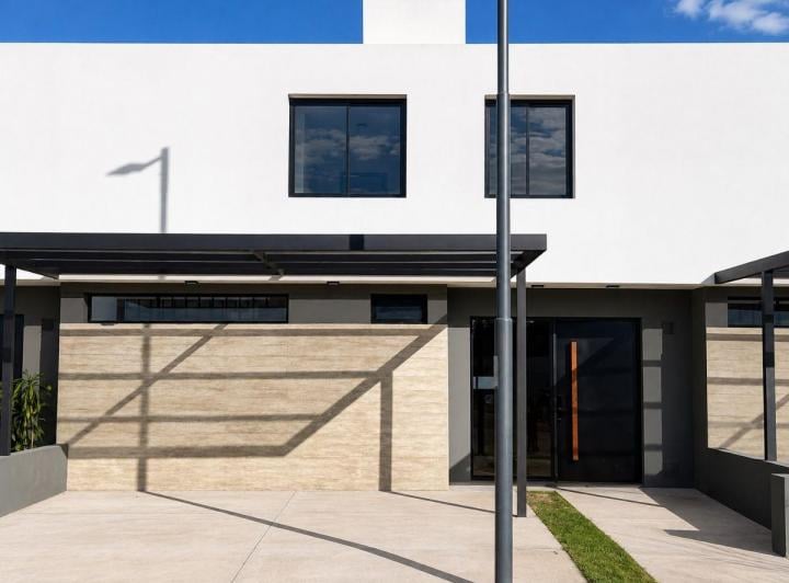 Casa · 160m² · 5 Ambientes · 2 Cocheras