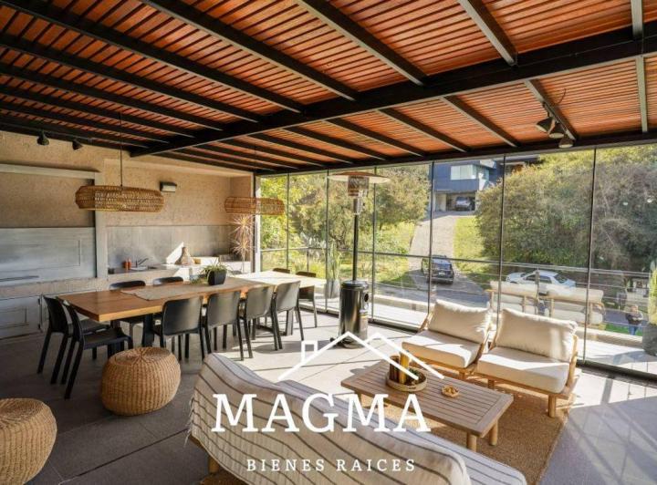 Casa · 300m² · 9 Ambientes · 2 Cocheras