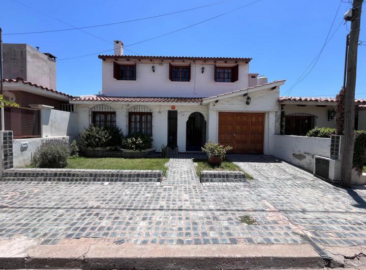 Casa · 290m² · 7 Ambientes · 1 Cochera