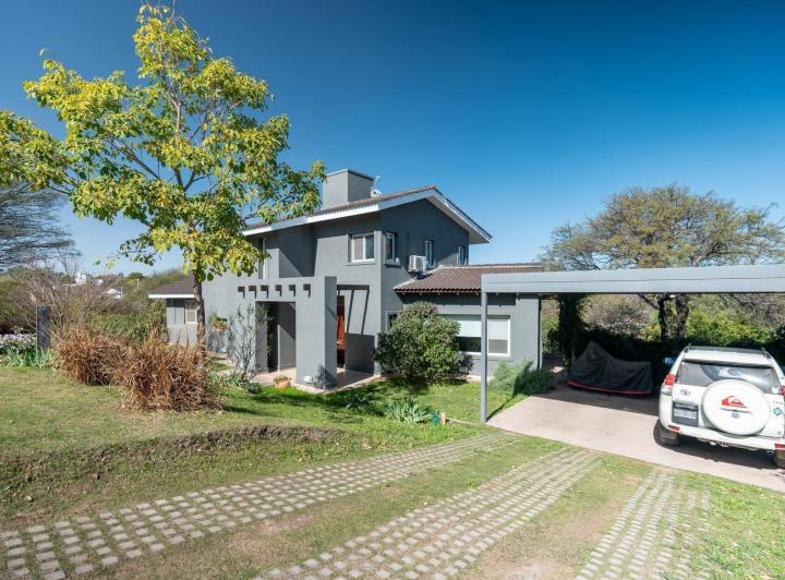 Casa · 330m² · 6 Ambientes · 2 Cocheras