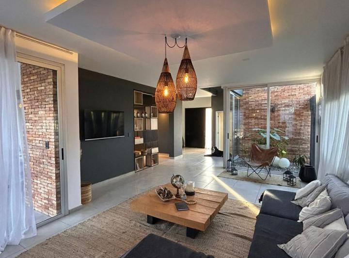 Casa · 1500m² · 6 Ambientes · 2 Cocheras