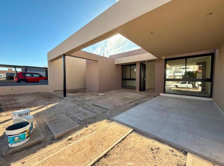 Casa · 100m² · 5 Ambientes · 2 Cocheras