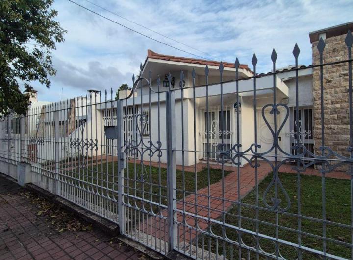 Casa · 246m² · 6 Ambientes · 1 Cochera