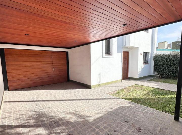 Casa · 130m² · 8 Ambientes · 2 Cocheras