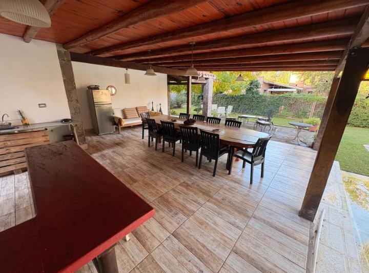 Casa · 1500m² · 4 Dormitorios · 2 Cocheras