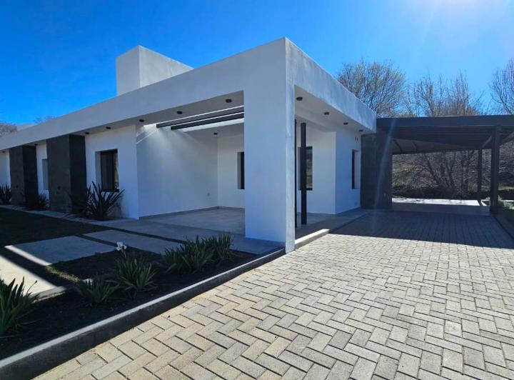 Casa · 250m² · 5 Ambientes · 2 Cocheras
