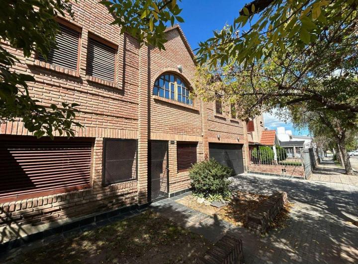 Casa · 270m² · 12 Ambientes · 2 Cocheras