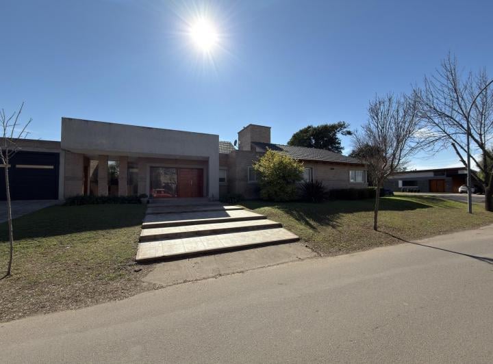 Casa · 1350m² · 3 Dormitorios · 2 Cocheras