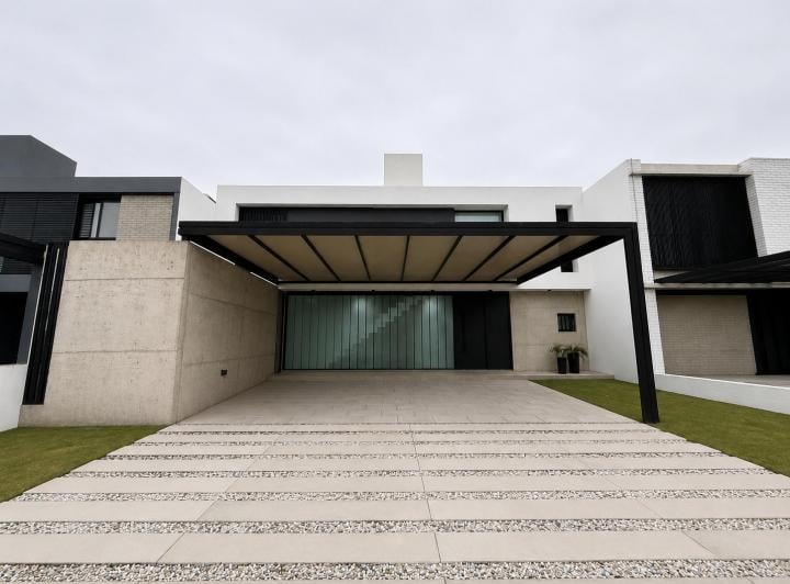 Casa · 360m² · 5 Ambientes · 2 Cocheras