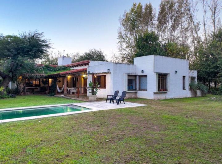Casa · 250m² · 8 Ambientes · 2 Cocheras