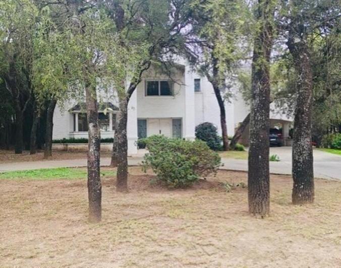 Casa · 460m² · 5 Ambientes · 4 Cocheras