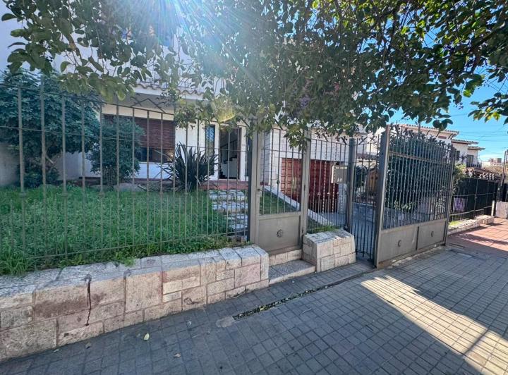 Casa · 209m² · 5 Ambientes · 2 Cocheras
