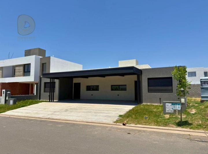 Casa · 140m² · 4 Ambientes · 2 Cocheras