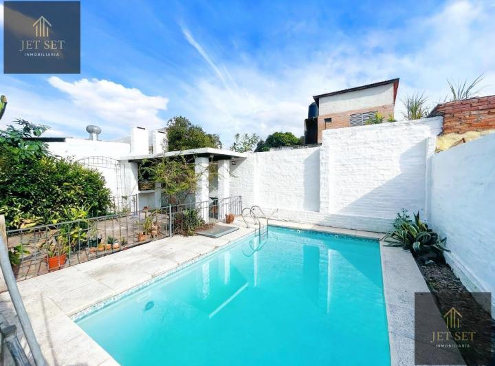 Casa · 257m² · 8 Ambientes · 2 Cocheras