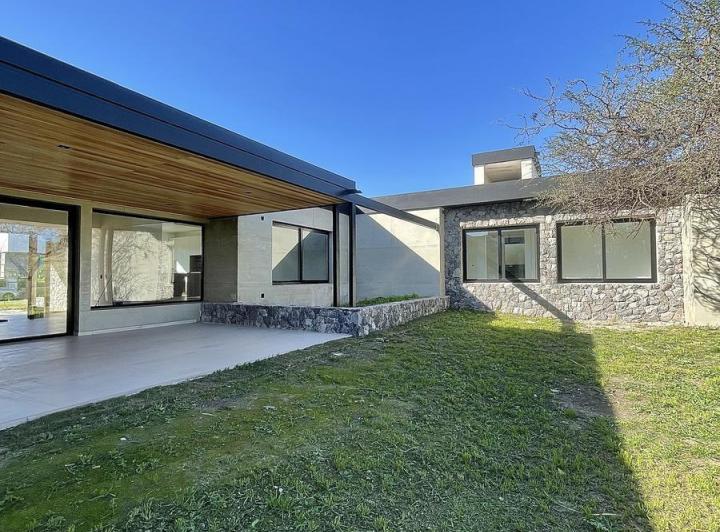 Casa · 400m² · 4 Dormitorios · 2 Cocheras