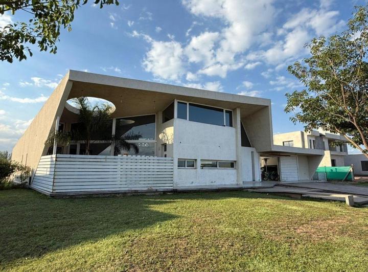 Casa · 330m² · 4 Ambientes · 2 Cocheras