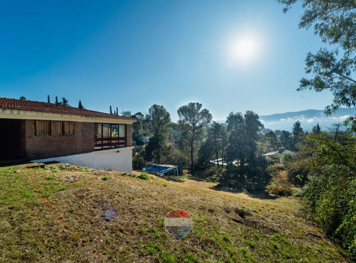 Casa · 240m² · 8 Ambientes · 3 Cocheras