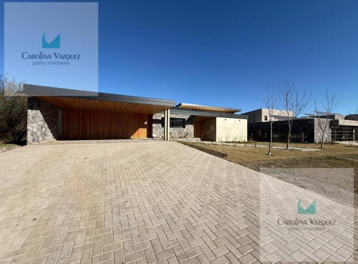 Casa · 400m² · 3 Ambientes · 3 Cocheras