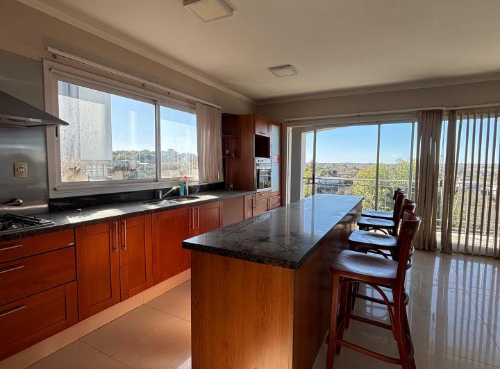 Casa · 330m² · 9 Ambientes · 1 Cochera